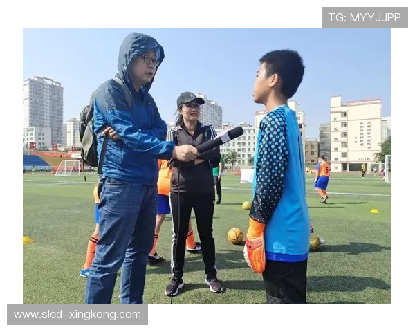 足球场球星摆拍精彩瞬间集锦 展现运动魅力与个人风采